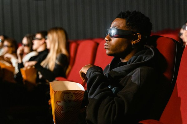 Quels sont les essentiels pour démarrer un club de cinéma en plein air axé sur les films d'aventure ?