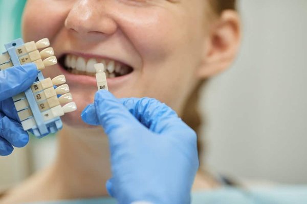 Comment obtenir une consultation pour un implant dentaire à la clinique de l'Île Perrot ?