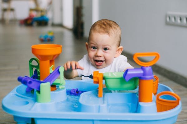 Top marques de jouets et équipements indispensables pour bébé