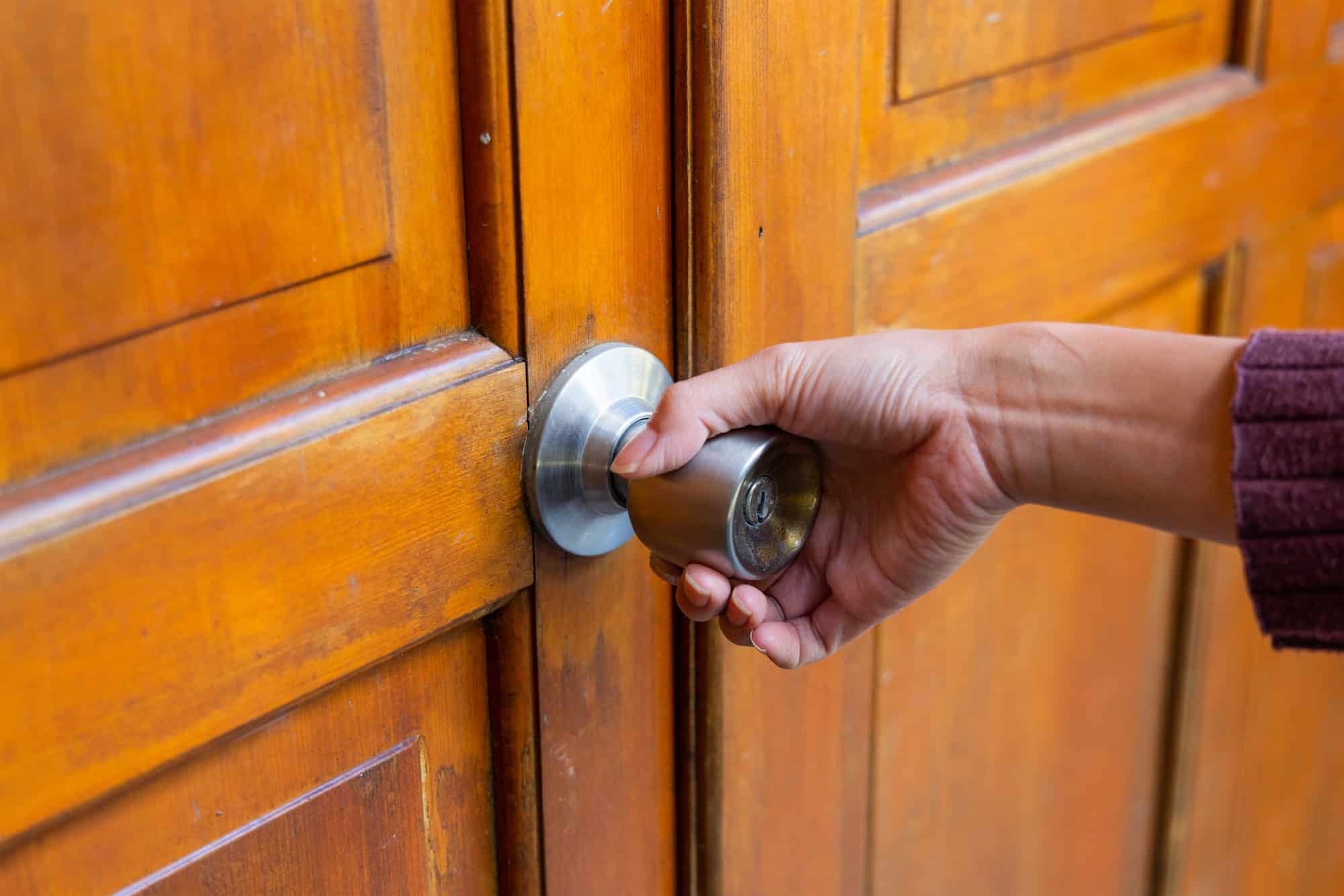 Comment ouvrir une porte avec une radio ? Les bons gestes